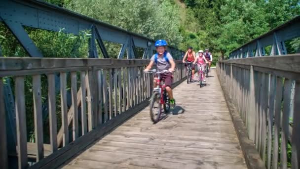 Familia Feliz Vacaciones Bicicleta Sobre Viejo Puente Ferroviario Slovenj Gradec — Vídeos de Stock