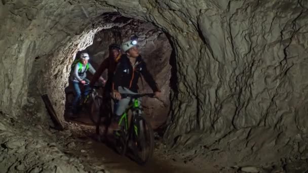 Pessoas Mountain Bike Através Caminho Subterrâneo Caverna Câmara Lenta Mezica — Vídeo de Stock