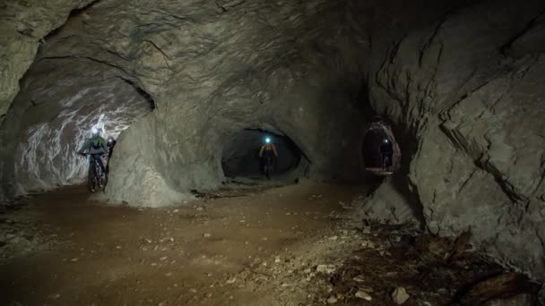 Langzame Beweging Ondergrondse Grot Mountainbiken Geweldige Ervaring Mezica Slovenië — Stockvideo