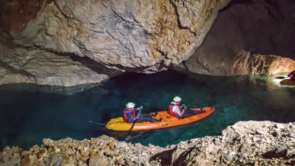 游客们在Mezica的Glancnik古矿遗址享受地下皮划艇的乐趣 低角度 前视镜 — 图库视频影像