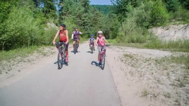Glad Kaukasisk Familj Cykling Stigen Slovenien Spårning Realtid — Stockvideo