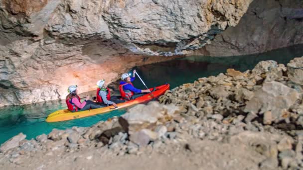 Tres Mujeres Caucásicas Kayak Paddle Agua Cristalina Dentro Cueva Minera — Vídeos de Stock