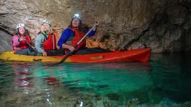 Turisti Che Godono Kayak Sotterraneo Presso Sito Patrimonio Storico Nella — Video Stock