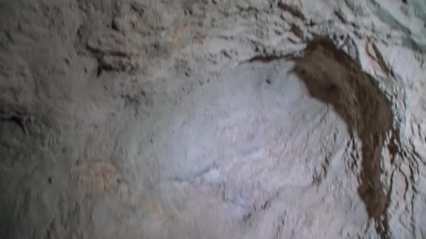 Kafkasyalı Turuncu Ceketli Kasklı Insanlar Aşağıya Iniyor Maden Tünelinde Merdiven — Stok video