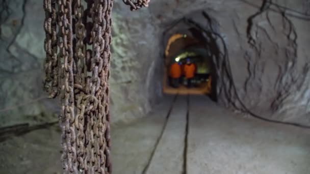 Trockene Rostige Alte Kettenglieder Hängen Bergbaustollen Hintergrund Menschen Nahaufnahme Pfanne — Stockvideo