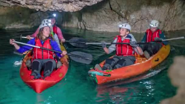 Turistas Caucásicos Sentados Kayaks Con Paletas Saltan Escuchan Eco Dentro — Vídeos de Stock