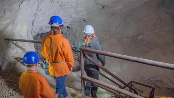 Grupo Visitantes Sendo Levados Visita Guiada Podzemlje Pece Tourist Mine — Vídeo de Stock