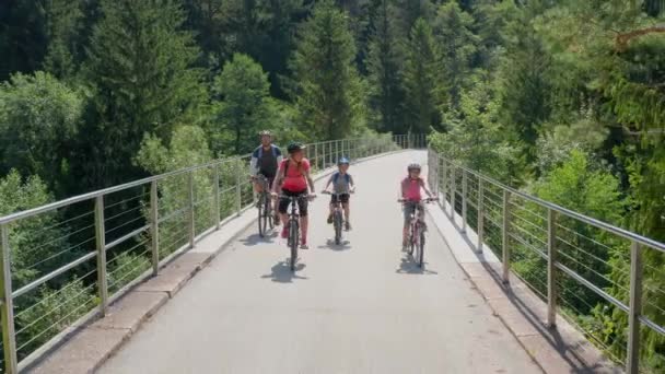 Семья Кавказских Родителей Детей Велосипедах Пересекающих Мост Вместе Словении Беспилотник — стоковое видео