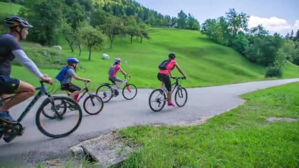 Zdrowe Rowery Rodzinne Parku Slovenj Gradec Słowenia Śledzenie — Wideo stockowe
