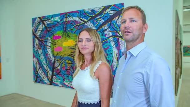 已婚白种人夫妇在博物馆里散步欣赏绘画 亲密接触 — 图库视频影像