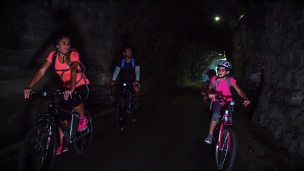 Una Familia Con Dos Niños Bicicleta Través Túnel Oscuro Strekna — Vídeos de Stock