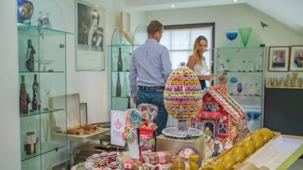 Una Pareja Paseo Sorprendido Por Exhibición Casa Pan Jengibre Pascua — Vídeos de Stock