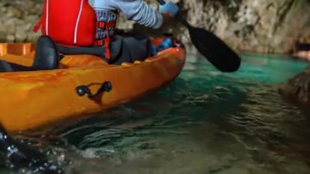 Kayak Tra Formazioni Rocciose Nel Lago Sotterraneo Peca Slovenia — Video Stock