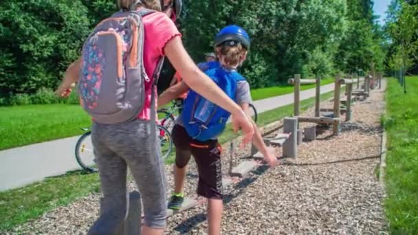 Menino Uma Menina Caminham Sobre Curso Obstáculos Parque Pais Estão — Vídeo de Stock