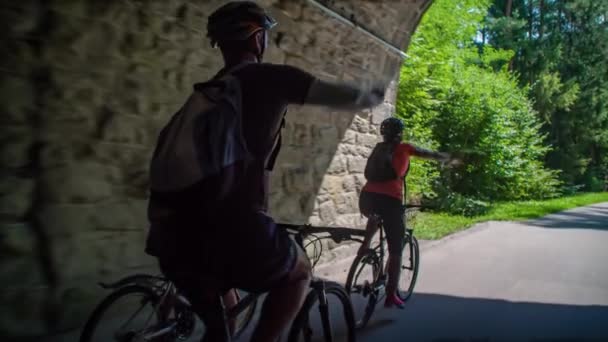 Famiglia Quattro Persone Tour Bicicletta Che Accoglie Sole Dopo Aver — Video Stock