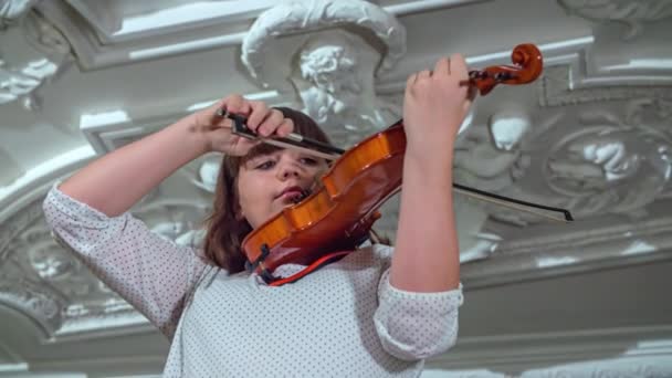 Fiatal Fehér Játszik Hegedű Belül Épület Lassított Felvétel Alacsony Szögű — Stock videók