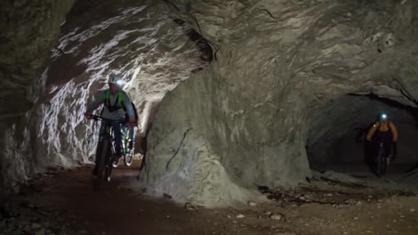 斯洛文尼亚 一个家庭骑山地自行车在地下采矿隧道中缓慢移动 — 图库视频影像