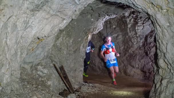 Dos Hombres Corriendo Hacia Cámara Cueva Subterránea Movimiento Lento — Vídeo de stock