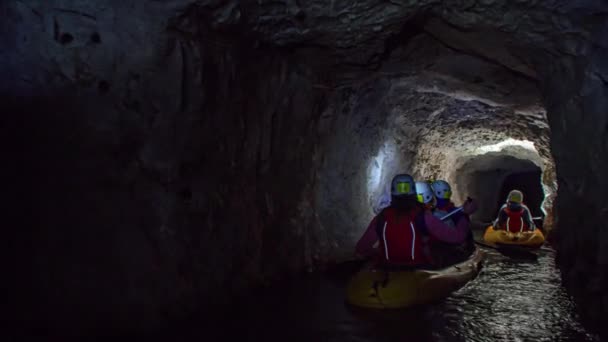 Amis Nuit Aventures Kayak Sur Les Grottes Sombres Les Tunnels — Video