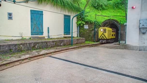 Tren Que Sale Del Túnel Glancnik Después Del Recorrido Por — Vídeo de stock