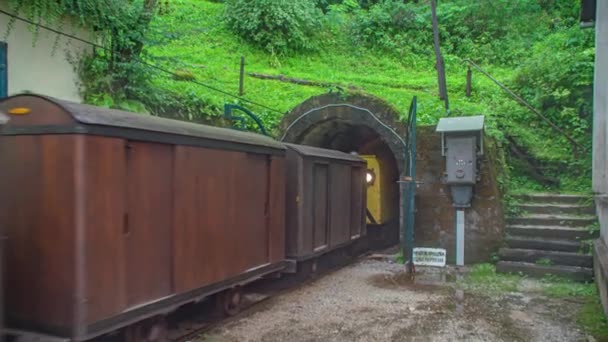 在斯洛文尼亚Crna Koroskem的Moring区 进入Glancnik隧道并带游客参加矿业旅游的火车 — 图库视频影像