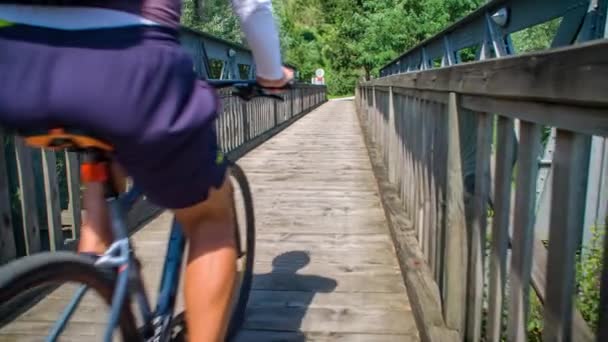 Αργή Κίνηση Μιας Οικογένειας Κάνει Ποδήλατο Μαζί Μια Ξύλινη Πεζογέφυρα — Αρχείο Βίντεο