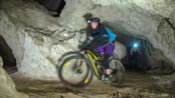 Duas Mulheres Com Capacetes Lanternas Andando Bicicleta Como Parte Passeio — Vídeo de Stock