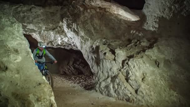 Dwóch Chłopców Jadących Rowerze Tajemniczym Tunelu Górniczym Pod Górą Peca — Wideo stockowe