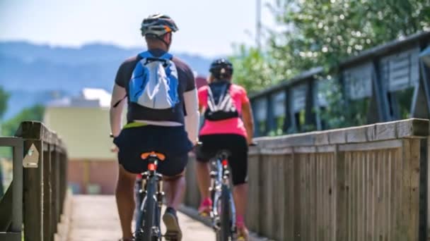 Familia Cruza Puente Sus Bicicletas Muy Cerca Cámara Día Verano — Vídeos de Stock