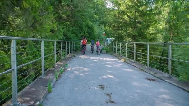 Familj Cykling Cyklar Strekna Cykelväg Slovenien Långsamma Rörelser — Stockvideo