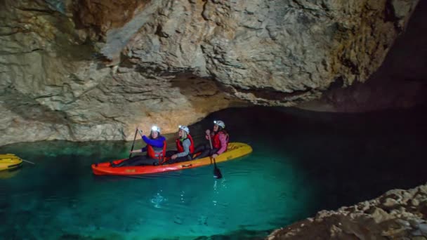 Touristes Profitant Kayak Souterrain Site Patrimonial Ancienne Mine Historique Glancnik — Video