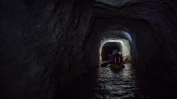 Turis Menikmati Kayak Bawah Tanah Situs Warisan Tambang Bersejarah Tua — Stok Video