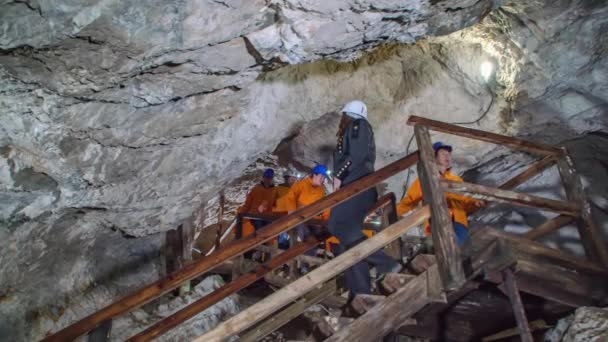Des Visiteurs Descendent Les Anciens Tunnels Miniers Mezica Mouvement Lent — Video