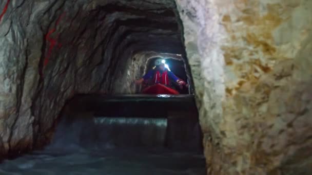 Touristes Profitant Kayak Souterrain Site Patrimonial Ancienne Mine Historique Glancnik — Video