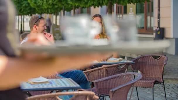 Pareja Joven Sentada Mesa Del Bar Ciudad Slovenj Gradec Países — Vídeos de Stock