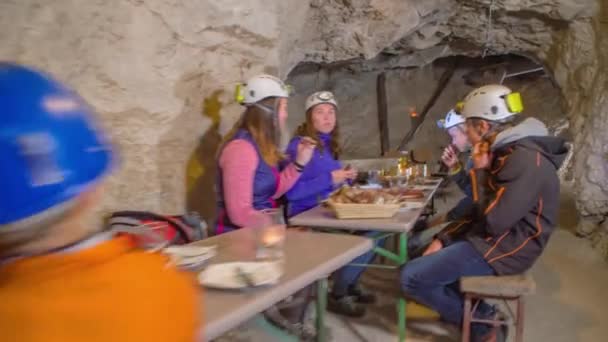 Gruppo Persone Sorridono Mangiano Durante Pausa Miniera Mezica — Video Stock