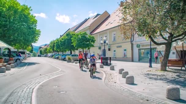 Aktywna Rodzina Jazda Rowerze Urocze Ulice Slovenj Gradec Centrum Miasta — Wideo stockowe