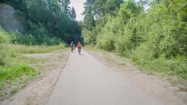 Aktiv Familj Fyra Cykling Naturen Slovenien Spårning Realtid — Stockvideo