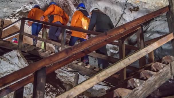 游客在Podzemlje Pece Tourist矿爬楼梯 低角度 跟随射击 慢动作 — 图库视频影像