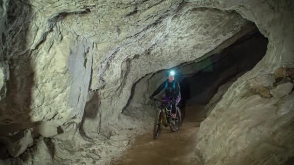 Grupo Personas Montando Bicicletas Cueva Oscura — Vídeos de Stock