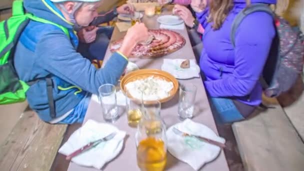 Rodina Podzemních Jeskynních Turné Odpočinout Objevování Vychutnat Chutný Oběd Představovat — Stock video