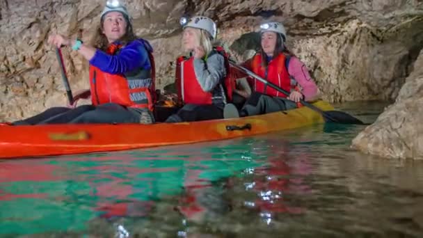 Turistas Emocionados Emocionados Por Ver Sitio Histórico Kayak Subterráneo Antigua — Vídeos de Stock