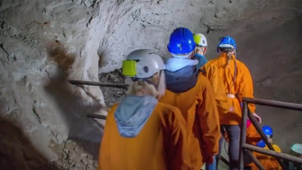 Podziemni Górnicy Schodzą Schodach Rozpocząć Ciężki Dzień Pracy Ręcznej — Wideo stockowe