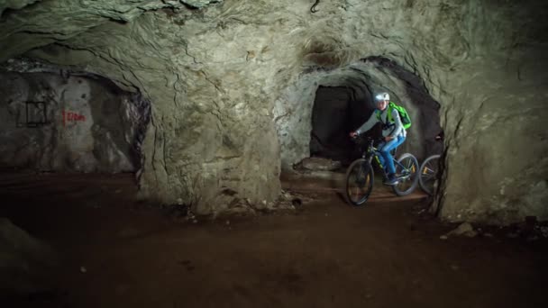 Lambat Gerak Klip Dari Empat Teman Menjelajahi Gua Sepeda Gunung — Stok Video
