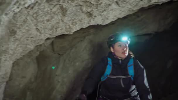 Los Turistas Pasan Bicicleta Por Los Pozos Minas Subterráneas Eslovenia — Vídeos de Stock