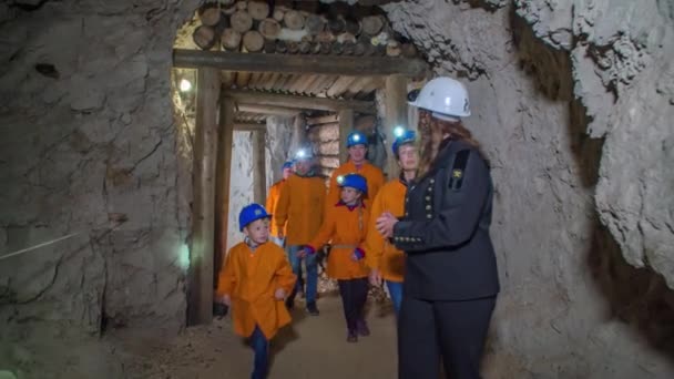 Gruppo Persone Visita Guidata Alla Miniera Mezica Slovenia — Video Stock