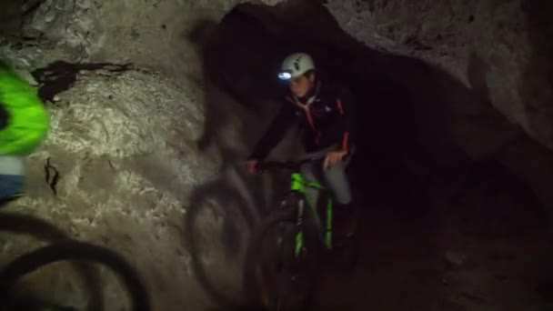 Grupo Pessoas Bicicleta Uma Caverna Escura — Vídeo de Stock