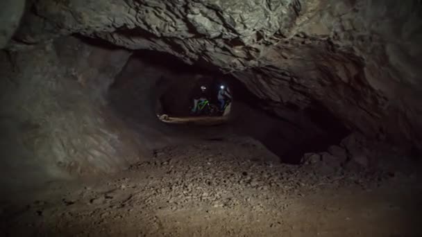 Underground Gunung Bersepeda Melalui Ruang Yang Ketat Aktivitas Gua Bawah — Stok Video