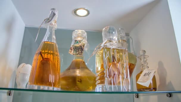 Piękne Szklane Butelki Alkoholem Półce Sklepowej — Wideo stockowe