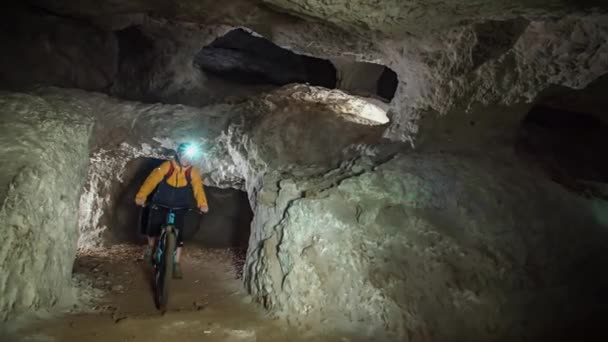 슬로베니아의 메지카에 어두운 터널에서 자전거를 일단의 사람들 — 비디오